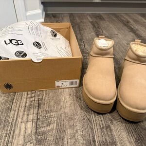 Ugg mini platform women size 8